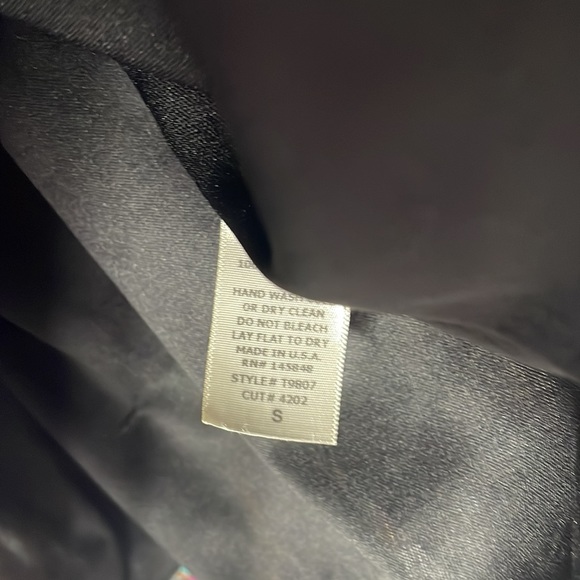 Everly Sleeveless Blouse - Picture 4 of 6